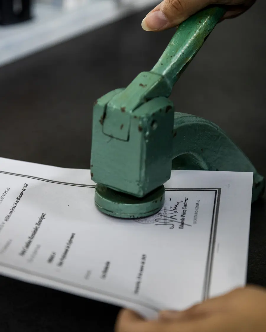 Timbre y firma de poder notarial en Notaría Rojas