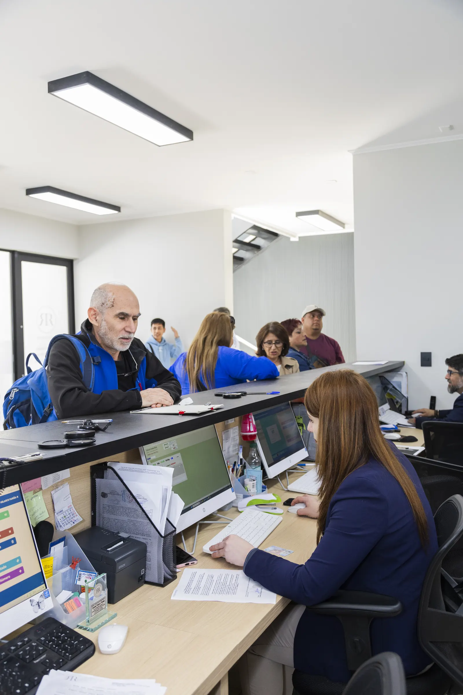 Sala de espera de Notaría Rojas para trámites de transferencia de vehículos