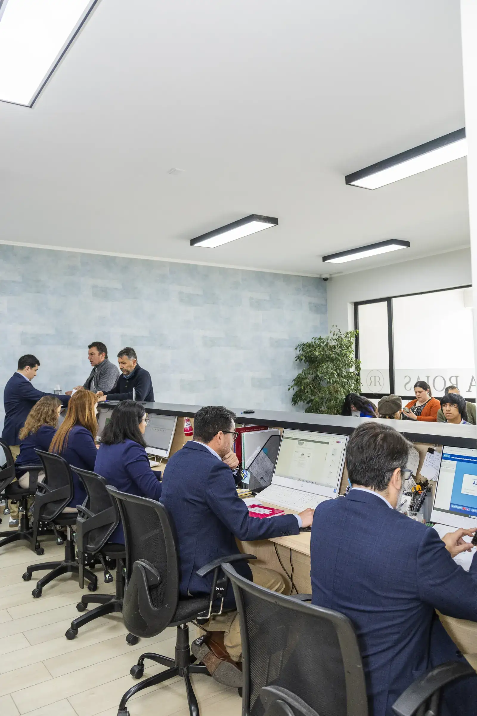 Equipo de Notaría Rojas verificando documentos electrónicos